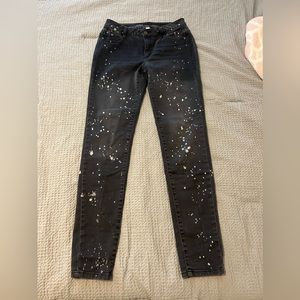 Super cute black jeans!
